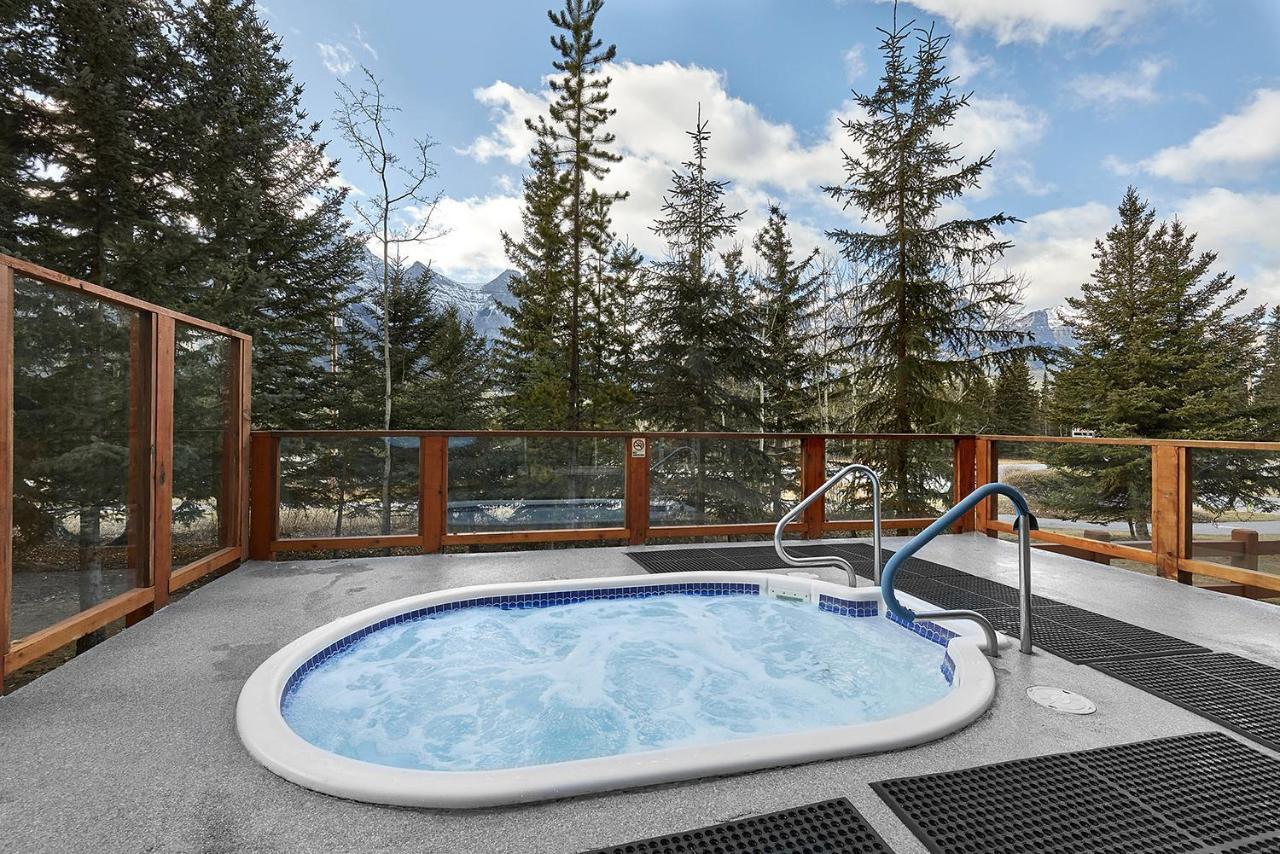 Вилла Mountain View Escape With Open Hot Tub, Views!! Канмор Экстерьер фото