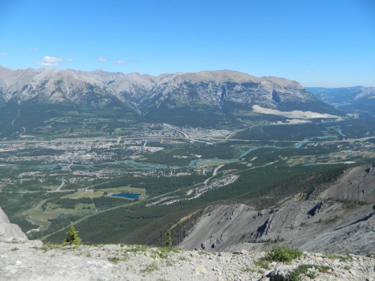 Вилла Mountain View Escape With Open Hot Tub, Views!! Канмор Экстерьер фото